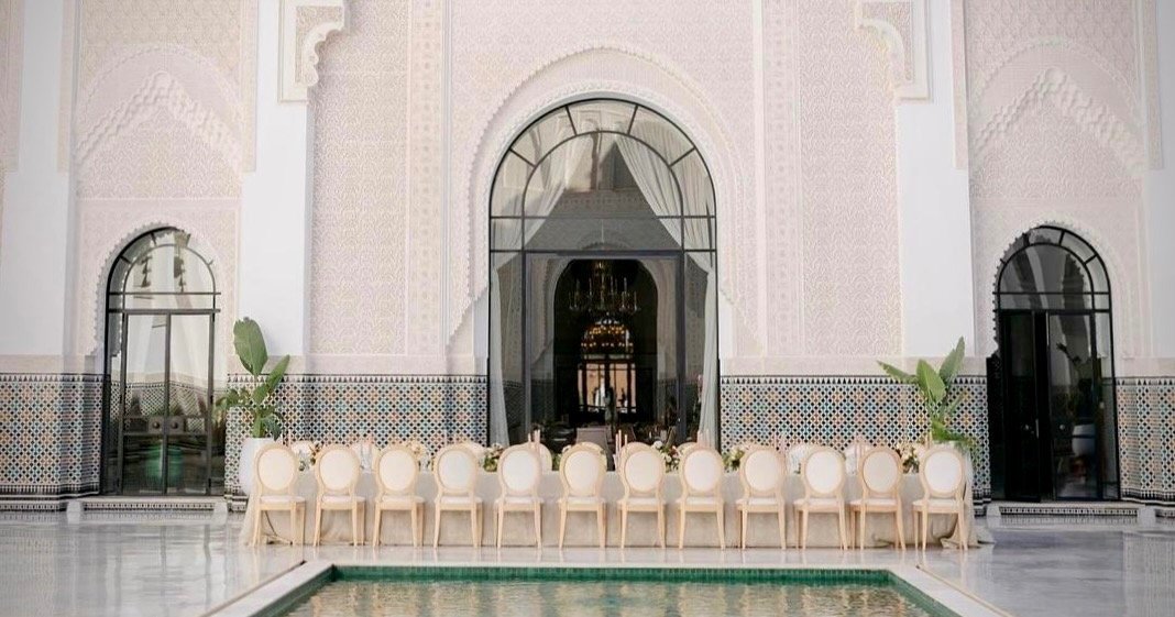 Cérémonie dressée devant une façade mauresque, Marrakech